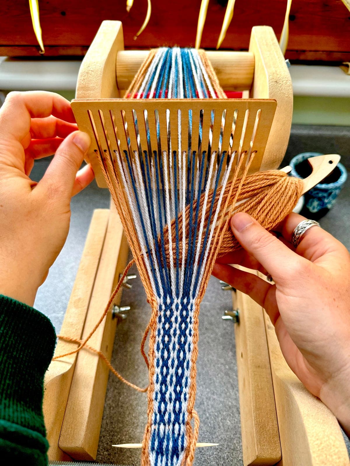 Weaving a patterned band on a rigid heddle loom